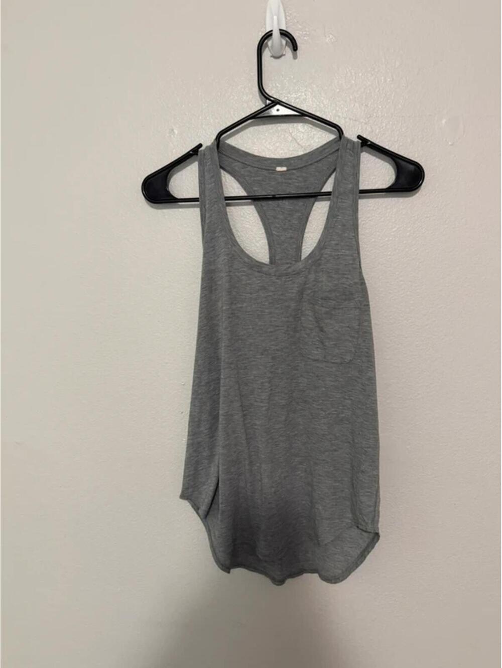 Lululemon pocket tank best fits a size 4